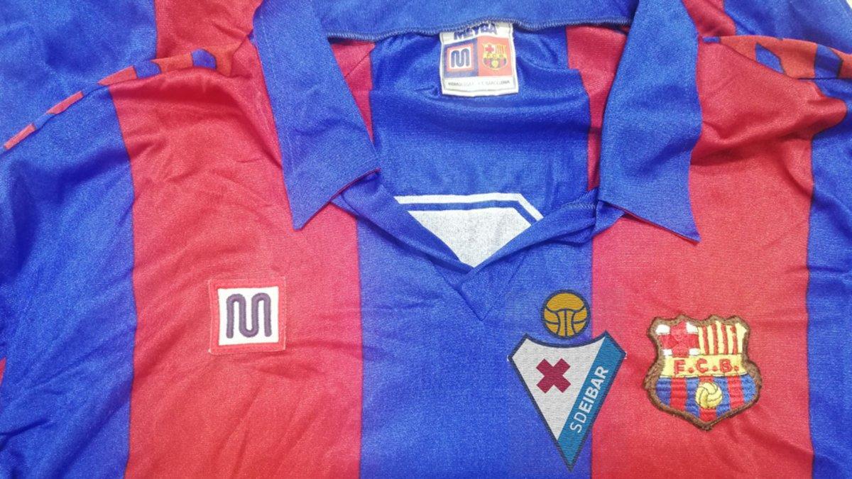 Este fue el modelo de camiseta que compró Zapico en Bilbao. Cambió el escudo del FC Barcelona por el de la SD Eibar y... ¡a jugar!