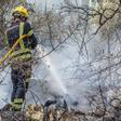 Los bomberos trabajan contra el fuego en la Vall dEbo.