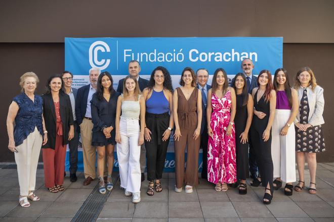 Fundación Corachan beca a 8 graduadas en enfermería