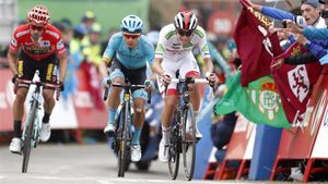 Pogacar entra en la meta de La Cubilla escoltado por López y Roglic Pogacar entra en la meta de La Cubilla escoltado por López y Roglic