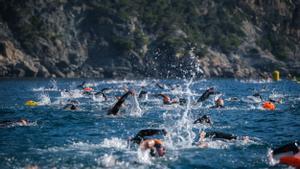 Más de 600 nadadores participan en la  Marnaton eDreams Begur by Herooj