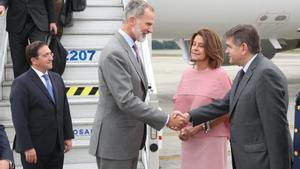 El Rey Felipe VI a su llegada a Colombia, junto con el ministro de Asuntos Exteriores, José Manuel Albares.