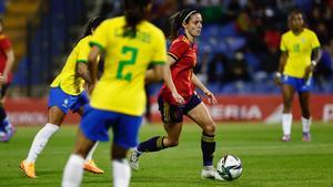 Aitana conduce el balón ante Brasil