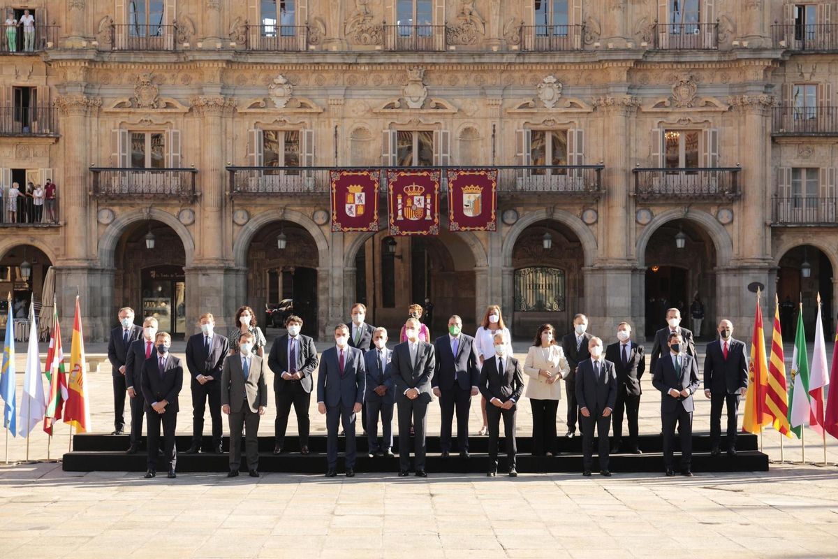 Los presidentes autonómicos junto al Rey y Sánchez durante la conferencia de presidentes. Los presidentes autonómicos junto al Rey y Sánchez durante la conferencia de presidentes.