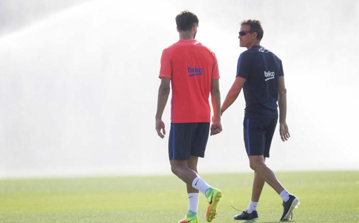 Luis Enrique conversa con Gomes durante un entrenamiento