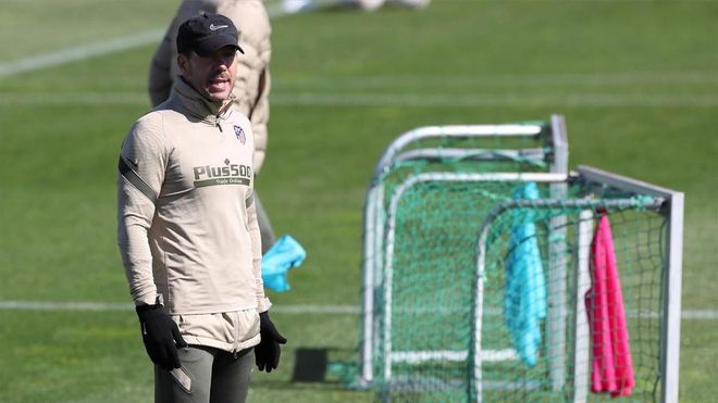 Simeone durante la sesión de entrenamiento previa al duelo ante el Eibar Simeone durante la sesión de entrenamiento previa al duelo ante el Eibar