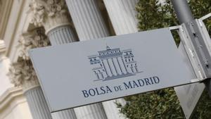 Archivo - Cartel colocado en las inmediaciones del edificio de La Bolsa de Madrid