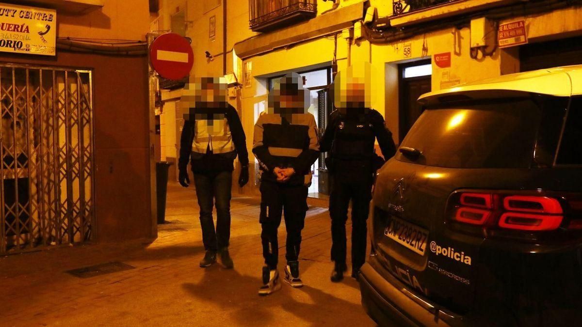 Uno de los detenidos es custodiado por dos policías tras un registro en su domicilio de la calle José Zamoray. Uno de los detenidos es custodiado por dos policías tras un registro en su domicilio de la calle José Zamoray.