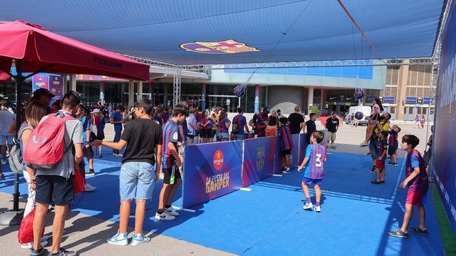 La afición del Barça disfruta de la Fiesta del Gamper
