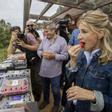 Yolanda Díaz degusta fresas y frutos rojos tras reunirse con los agricultores en su visita a Doñana.