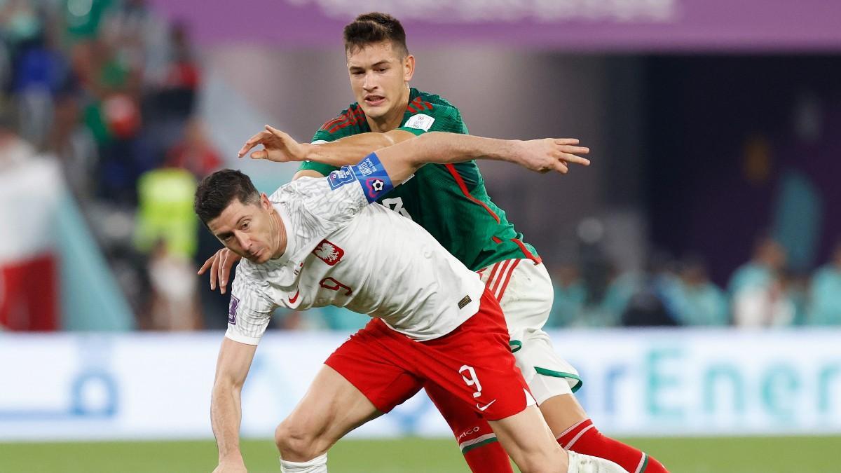 César Montes cubre a Lewandowski en el pasado México-Polonia