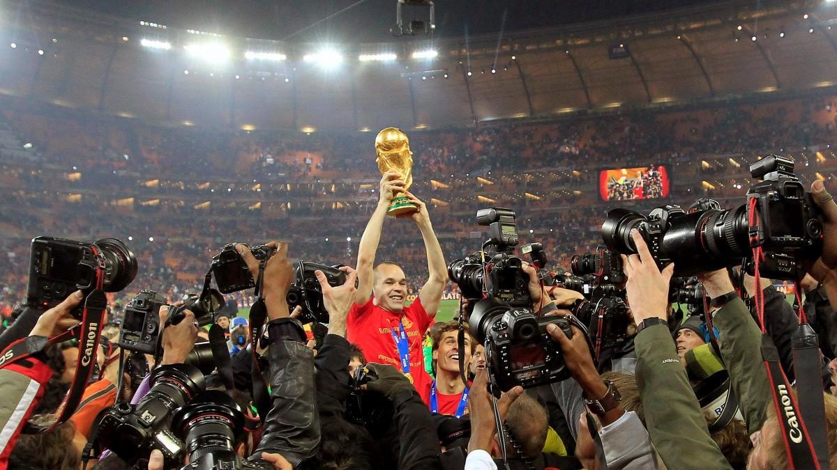 Andrés Iniesta alza la Copa del Mundo al cielo de Sudáfrica