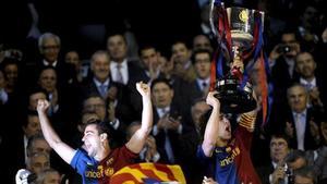 Xavi y Puyol levantan la Copa del Rey del 2009, el primer título de Guardiola