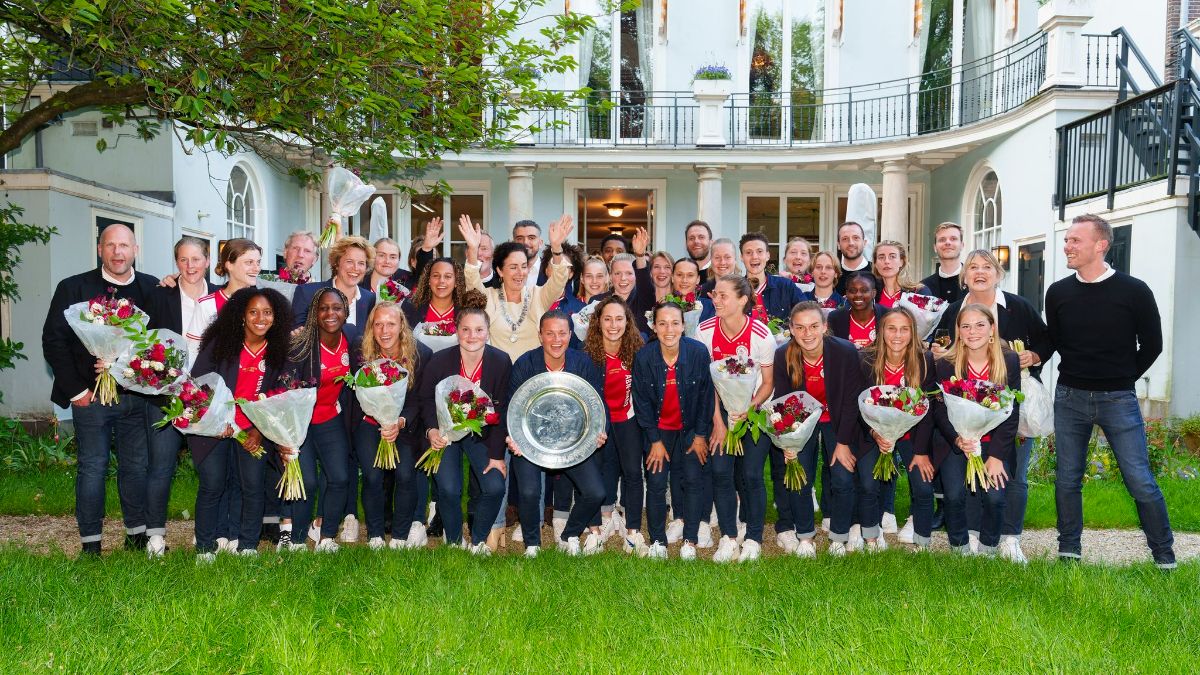 ¡Polémica con el homenaje al equipo femenino del Ajax!