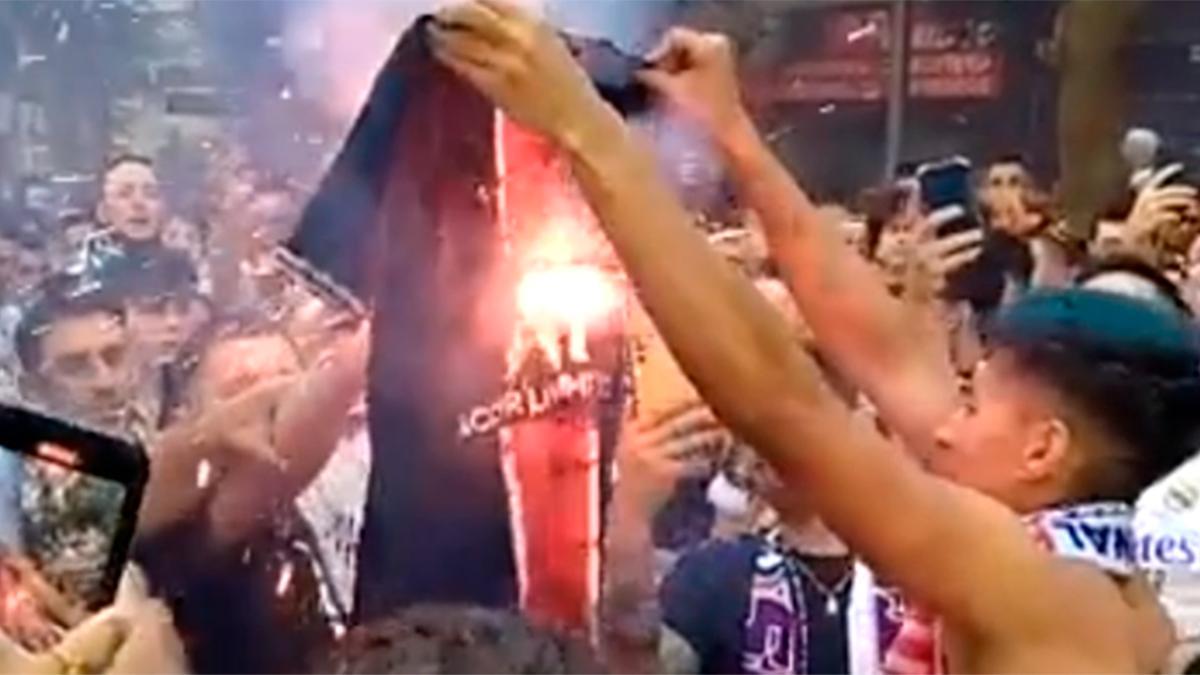 ¡Aficionados del Madrid queman y patalean una camiseta de Mbappé antes de la final de Champions en París!