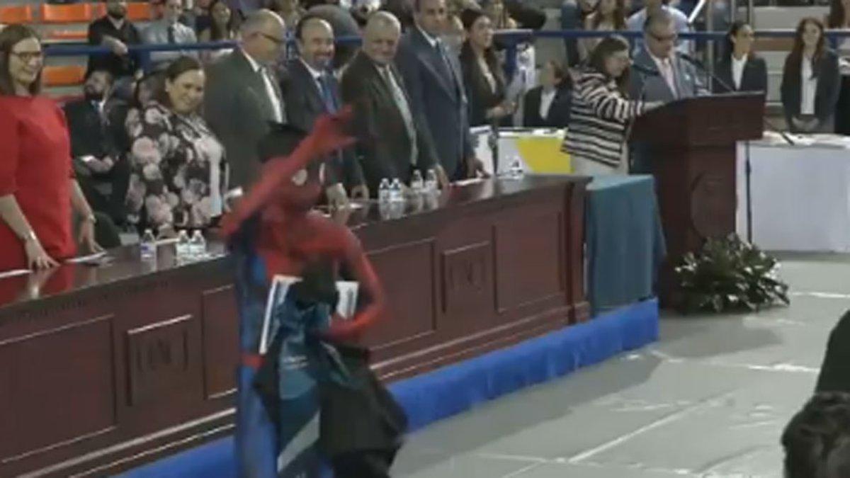 Spiderman se gradua como abogado en México