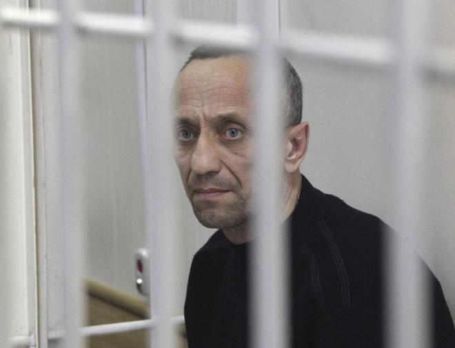 Mijaíl Popkov es un violador y asesino en serie ruso que agredió sexualmente y asesinó a 77 mujeres y un hombre entre 1992 y 2010 en Angarsk. Es conocido como El hombre lobo y el maníaco de Angarsk por la naturaleza brutal de sus crímenes