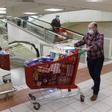 Un cliente del supermercado más barato de España, según la OCU, con el carro lleno.