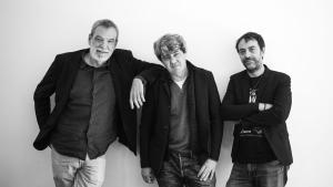 De izda. a dcha., Jorge Díaz, Antonio Mercero y Agustín Martínez, los tres autores que firman con el seudónimo Carmen Mola.