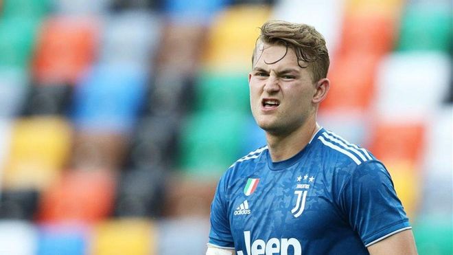 De Ligt ha pasada por quirófano. De Ligt ha pasada por quirófano.