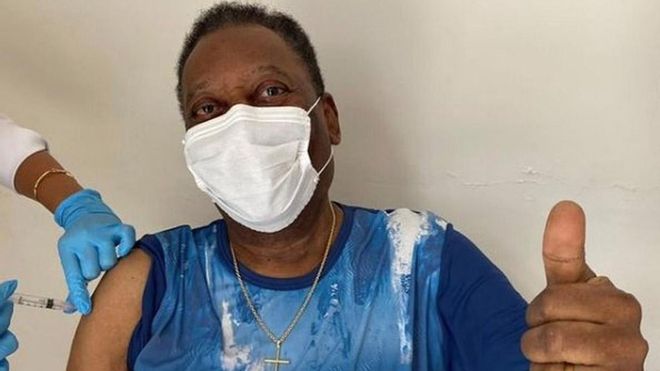 Pelé siendo vacunado en Brasil Pelé siendo vacunado en Brasil