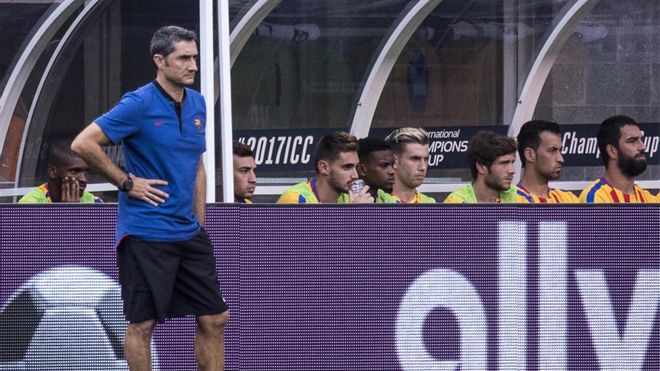 Ernsto Valverde dirige a sus jugadores durante el Barça-Juventos disputado en Nueva Jersey Ernsto Valverde dirige a sus jugadores durante el Barça-Juventos disputado en Nueva Jersey