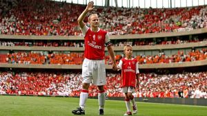 Bergkamp junto a su hijo en el partido de su despedida del Arsenal Bergkamp junto a su hijo en el partido de su despedida del Arsenal