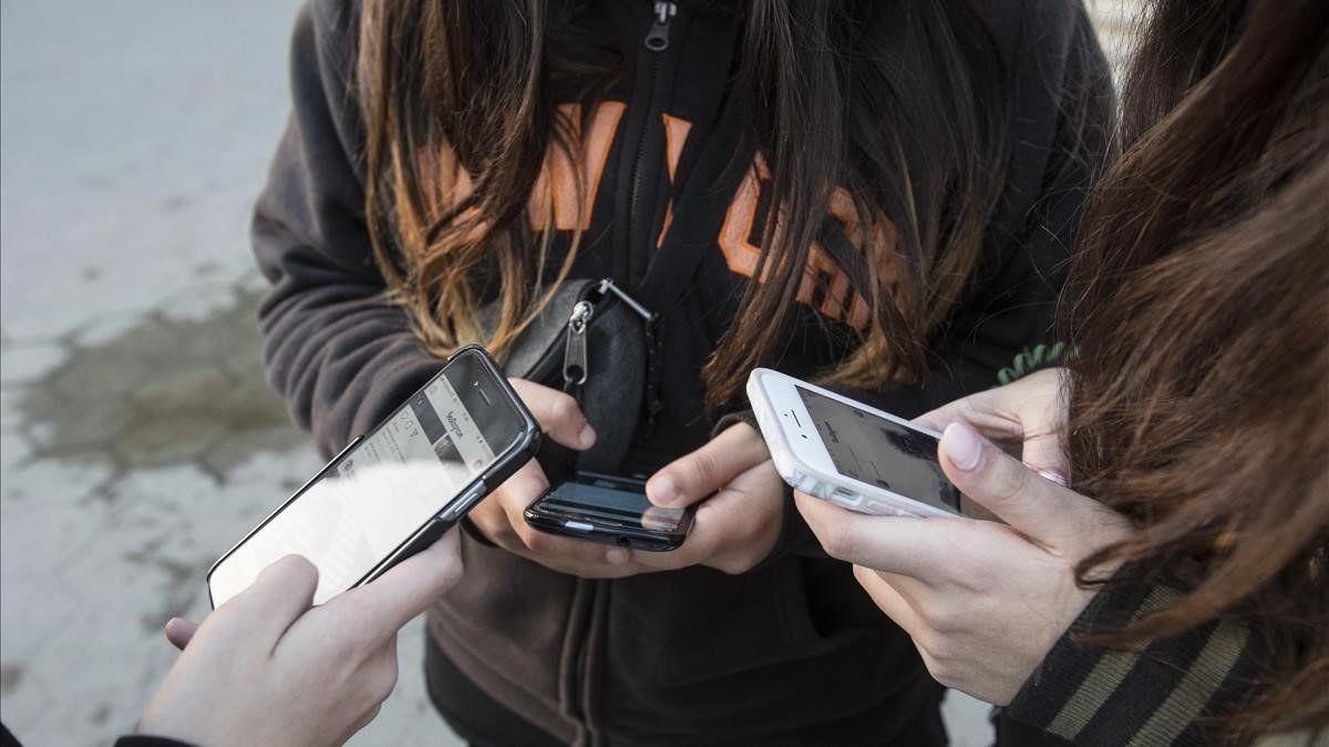 Unas adolescentes usan sus teléfonos móviles en Barcelona, en enero pasado. Unas adolescentes usan sus teléfonos móviles en Barcelona, en enero pasado.