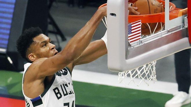 Antetokounmpo machaca el aro de los Suns. Antetokounmpo machaca el aro de los Suns.