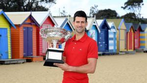 Djokovic paseó su trofeo por las playas de Melbourne