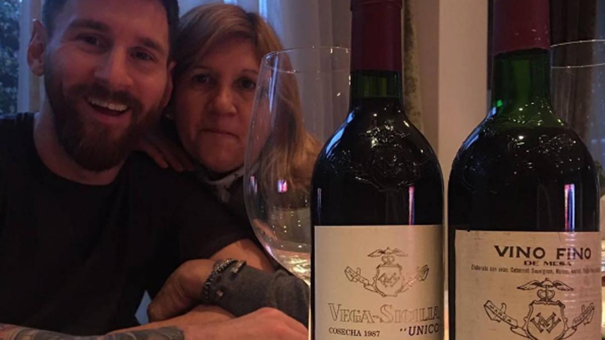 Messi posa junto a su madre y dos botellas de vino