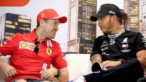 Vettel conversa con Hamilton en una imagen de archivo Vettel conversa con Hamilton en una imagen de archivo