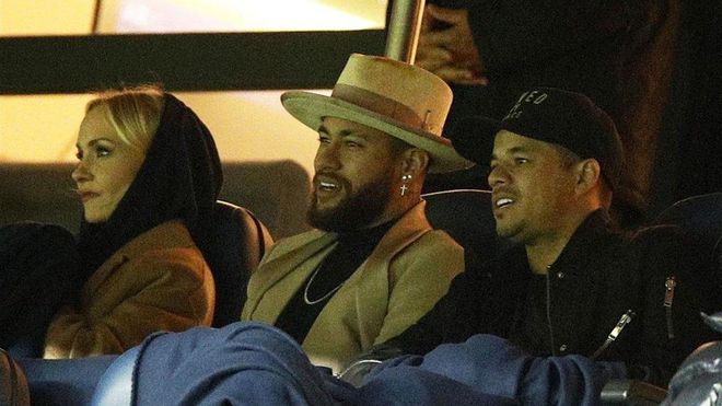 Neymar vio el partido contra el Dijon desde el palco Neymar vio el partido contra el Dijon desde el palco