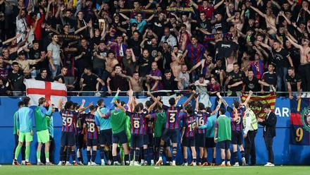 El Barça Atlètic celebra con la afición la victoria ante el Real Madrid Castilla