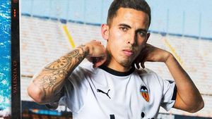 Oliva posa como nuevo jugador del Valencia Oliva posa como nuevo jugador del Valencia