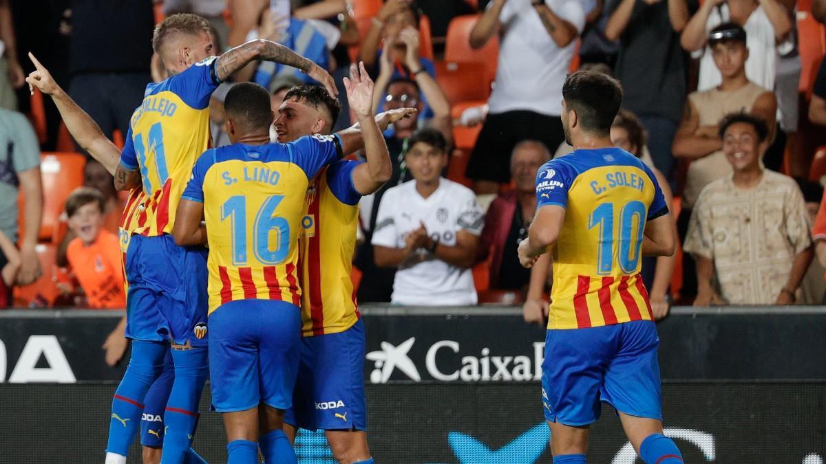 Los jugadores del Valencia celebran un gol contra el Atalanta