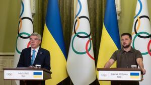 Archivo - El presidente del COI, Thomas Bach, y el presidente ucraniano, Volodimir Zelenski.