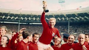 Bobby Moore levanta la Copa del Mundo de 1966