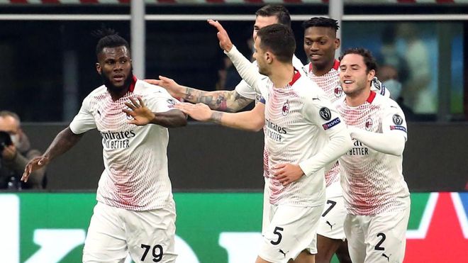 Los jugadores del Milan celebran el gol Los jugadores del Milan celebran el gol