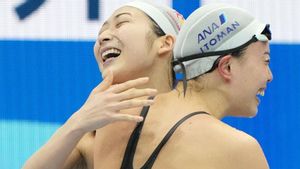 Rikako Ikee, izquierda, celebra con otra nadadora su triunfo en la final femenina de 100 metros estilo libre durante el Campeonato Nacional de Natación Rikako Ikee, izquierda, celebra con otra nadadora su triunfo en la final femenina de 100 metros estilo libre durante el Campeonato Nacional de Natación