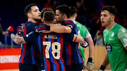 Los jugadores del Barça celebran uno de sus goles al Deportivo Liceo
