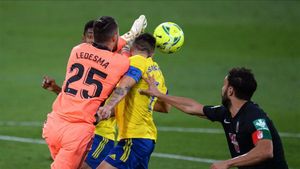 Ledesma despejando un balón en el partido ante el Granada Ledesma despejando un balón en el partido ante el Granada