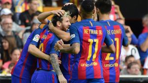 Los jugadores del Barça celebran el primer gol de Messi en el partido en Mestalla contra el Valencia Los jugadores del Barça celebran el primer gol de Messi en el partido en Mestalla contra el Valencia
