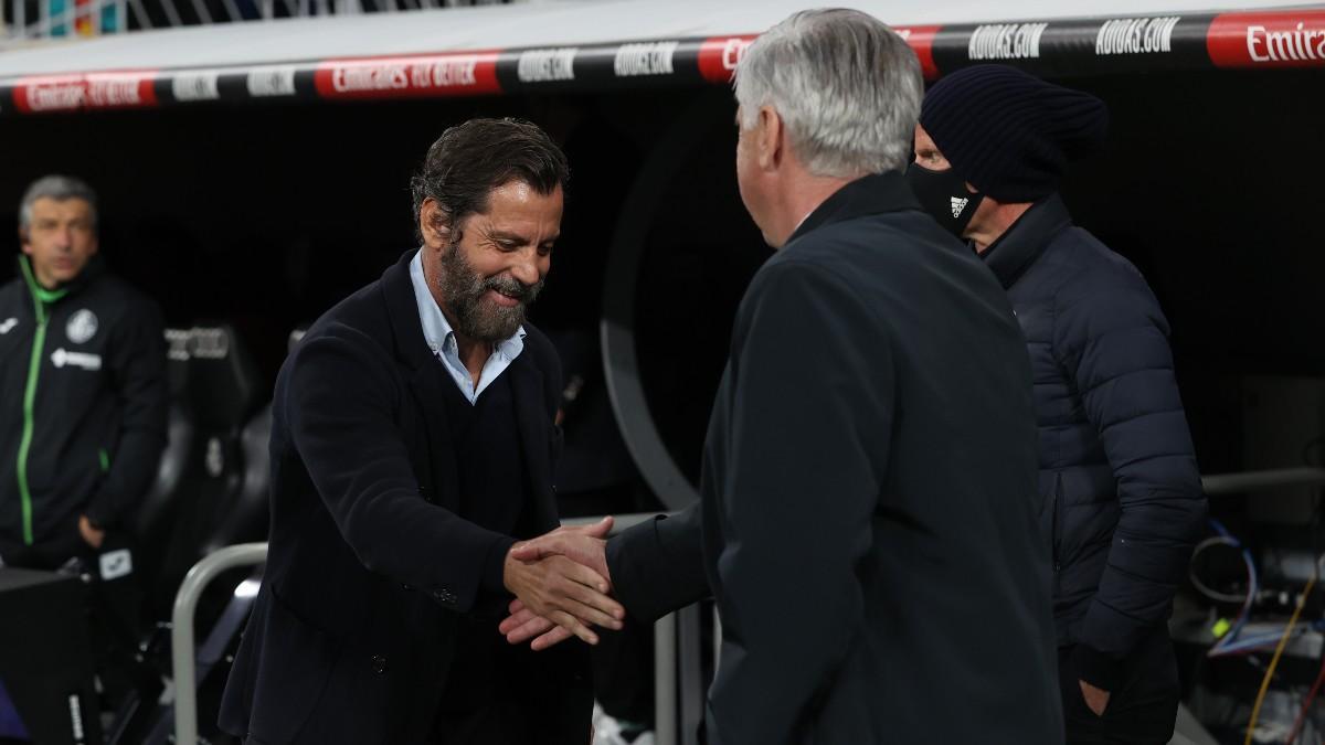 Quique Sánchez Flores saluda a Ancelotti antes del partido
