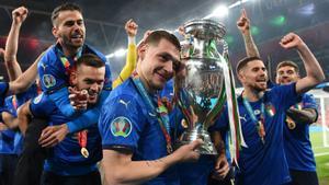 La selección italiana celebrando el título