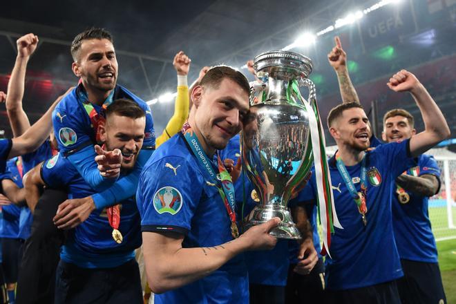 La selección italiana celebrando el título
