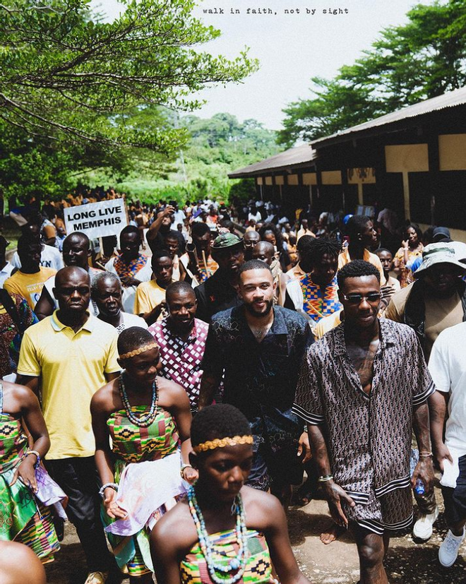 Memphis Depay visita su fundación en Ghana, junto a Quincy Promes