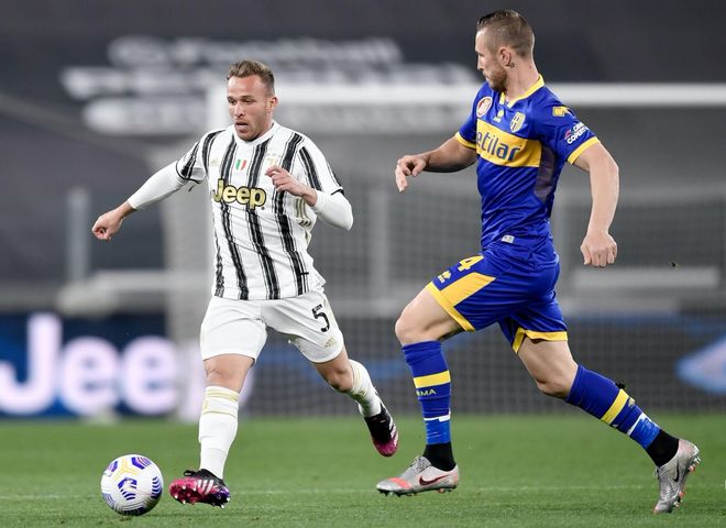 Arthur fue titular en el duelo ante los parmesanos Arthur fue titular en el duelo ante los parmesanos