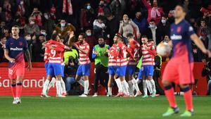 Los futbolistas del Granada festejan un gol contra el Atlético