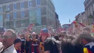 Los aficionados del Barça se concentran en el Septemberplein Markt para animar a las azulgranas